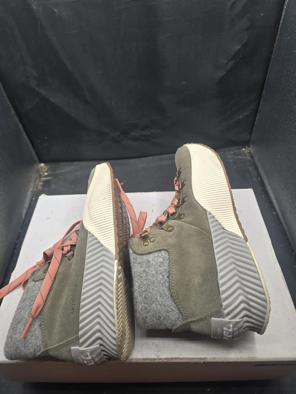 Sorel Olive Green Women's High-Top Boots‎ with Pink Laces